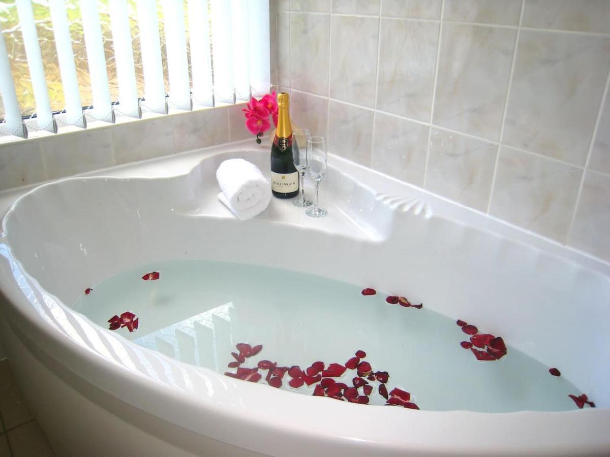 Arden Hill Farmhouse - Hot Tub, Snooker Table, Sleeps 16 스트렛포드-어폰-에이본 외부 사진